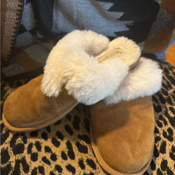 Koolaburra by Ugg Tan Suede Slippers - Picture 6 of 6